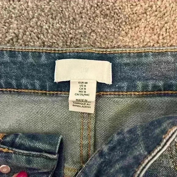 NEW H&M Denim Short with Fray Hem Size 16 - Picture 2 of 4